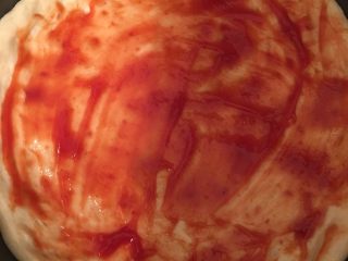 4、香肠芝士披萨,然后在面饼上铺一些番茄酱