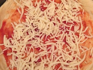 5、香肠芝士披萨,再铺上马苏里拉芝士