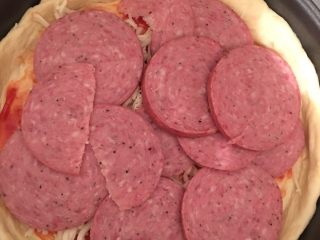 6、香肠芝士披萨,放上香肠