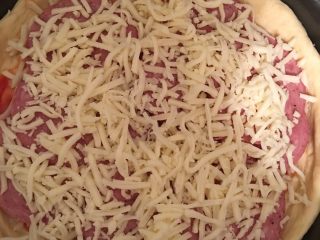 7、香肠芝士披萨,最后再铺一层芝士