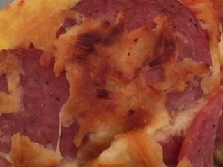 8、香肠芝士披萨,最后把披萨放入烤箱200度，20分钟搞定啦