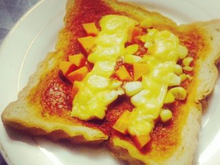 2、懒人简易披萨,把芝士片铺在面包片上放进微波炉，中火三分钟，只要芝士融化即可～