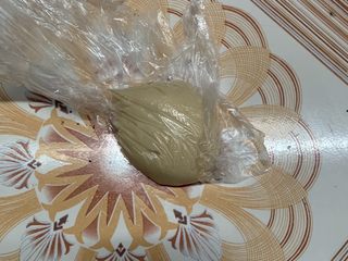 1、香蕉薄底披萨,冰箱藏的面团提前一小时拿出回温。