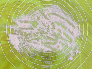 2、香蕉薄底披萨,案板撒干面粉少许。