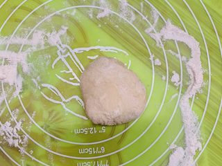 3、香蕉薄底披萨,放入面团揉搓排气醒发2，3分钟。