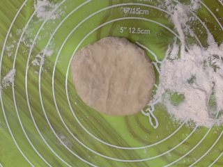 4、香蕉薄底披萨,醒发好后揉圆摁压。