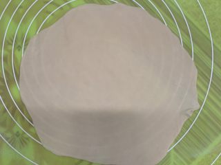 5、香蕉薄底披萨,擀成9寸披萨皮。