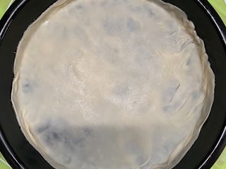 7、香蕉薄底披萨,放入面皮整理周边。