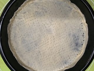 8、香蕉薄底披萨,饼底用叉子叉密集小孔。