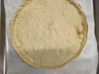 11、香蕉薄底披萨,面皮放置铺油纸的烤盘上，因为我的披萨烤盘易粘啊，所以那出来放在烤盘用油纸方便多了。