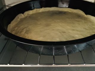 9、香蕉薄底披萨,烤箱190℃预热5分钟。