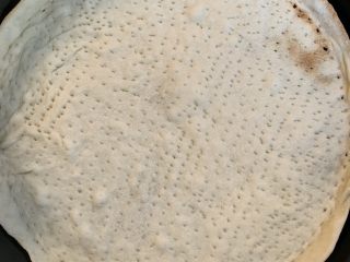 10、香蕉薄底披萨,放入烤箱中层190℃烤3分钟，天啊，一定不可以走开，这次时间很对。右上角有一小点点准备发黄了呢，所以不可以走开。就死死盯着它（；゜０゜）