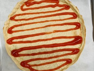 12、香蕉薄底披萨,淋上番茄酱。