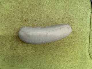 14、香蕉薄底披萨,香蕉去皮。