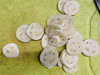 15、香蕉薄底披萨,切薄片备用。