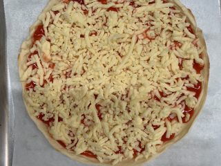 16、香蕉薄底披萨,披萨饼皮铺上芝士。