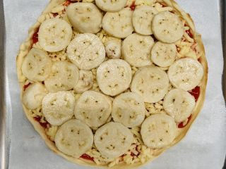 17、香蕉薄底披萨,均匀铺上香蕉片，铺满就行，多的可以重叠。