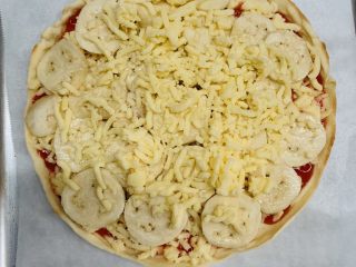 18、香蕉薄底披萨,再铺上一层芝士。