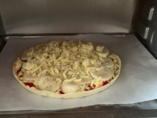 19、香蕉薄底披萨,烤箱190℃预热5分钟。