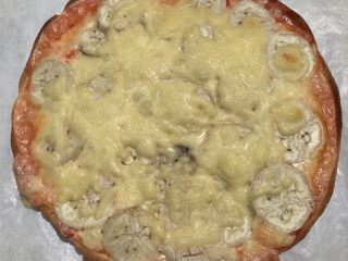 22、香蕉薄底披萨,看到饼皮边微微发黄，很脆啊，此昨天的还脆！