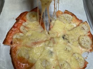 23、香蕉薄底披萨,用剪刀剪开披萨，分8份。