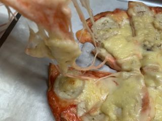 24、香蕉薄底披萨,很拉丝，拿一块卷着吃。真棒，但是明天也不吃了。