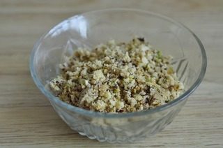 3、坚果酥饼,坚果碾碎备用