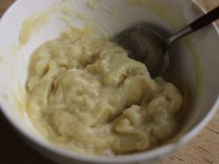 2、乳酪榴莲土司披萨,去核，用勺子压成泥