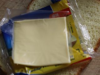 5、乳酪榴莲土司披萨,奶酪片去塑料膜