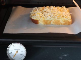 10、乳酪榴莲土司披萨,小心的移到铺了油纸的烤盘，也可以直接在烤盘上操作