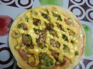 5、黑胡椒培根披萨,放入烤箱上下火220度烤5一10分即可