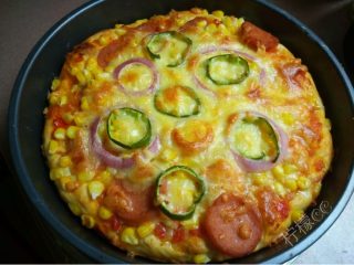 5、虾鲜拼QQ肠披萨,如图取出将剩余的马苏里拉芝士全洒上再烤15分钟即可