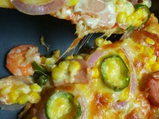 6、虾鲜拼QQ肠披萨,如图趁热开吃^_^好香的勒