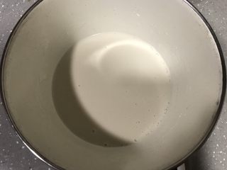 1、麻薯肉松蛋黄酥,先来制作麻薯，将除黄油外所有麻薯材料倒入碗里混合均匀，盖上保鲜膜，放入蒸锅蒸20分钟