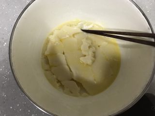 2、麻薯肉松蛋黄酥,麻薯蒸好后加入黄油，用余温融化黄油，用筷子将麻薯戳散加速散热，不烫手得时候带上一次性手套反复揉麻薯，使黄油被充分吸收。