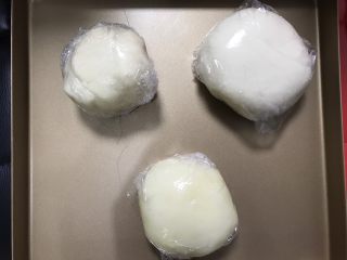 3、麻薯肉松蛋黄酥,油皮、油酥、麻薯分别包上保鲜膜静置