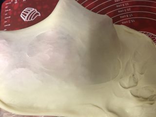 4、麻薯肉松蛋黄酥,静置好的油皮可以扯出薄膜