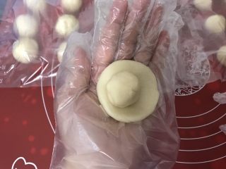 6、麻薯肉松蛋黄酥,取一个油皮压扁，油酥放在中间