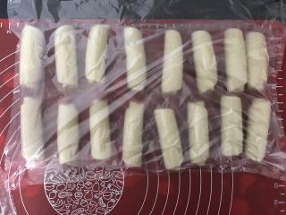 11、麻薯肉松蛋黄酥,依次做好剩余的，盖上保鲜膜，静置15分钟
