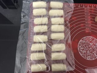 14、麻薯肉松蛋黄酥,盖上保鲜膜，静置15分钟