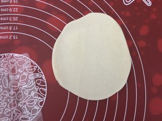 16、麻薯肉松蛋黄酥,擀成圆形