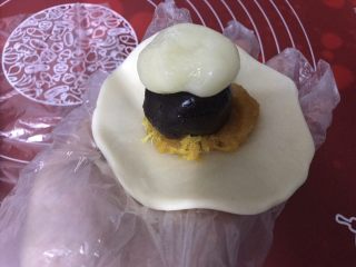 17、麻薯肉松蛋黄酥,依次当上肉松、豆沙蛋黄馅、麻薯，包紧