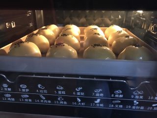 19、麻薯肉松蛋黄酥,放入烤箱中下层180度烤30分钟