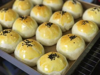 20、麻薯肉松蛋黄酥,出炉后的大丸子