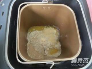 1、自制披萨,将高筋面粉110克、低筋面粉45克、橄榄油10克、白砂糖8克、酵母1.5克、奶粉6克、水95克放入面包机的桶内