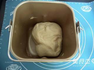 2、自制披萨,然后启动面包机揉成光滑的面团,再发酵至两倍大