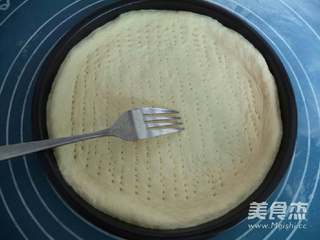 5、自制披萨,再用叉子在饼中间叉一些小洞,防止烘烤时膨胀