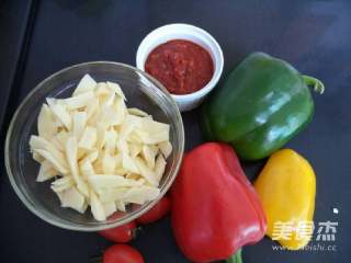 6、自制披萨,准备披萨材料:青椒、红椒、黄椒、圣女果、披萨酱和马苏里拉芝士