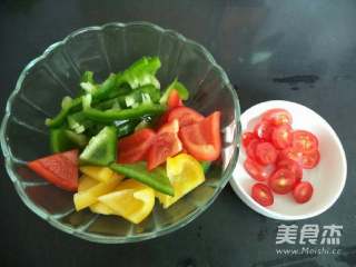 7、自制披萨,将青椒、红椒、黄椒洗净切成小块,再放开水里焯烫一下,然后捞起沥干水份备用