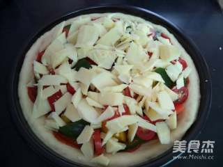 11、自制披萨,再撒上马苏里拉芝士在表面